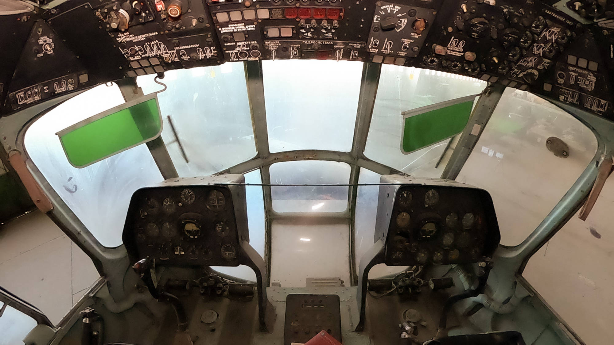 Cockpit der Mi-8