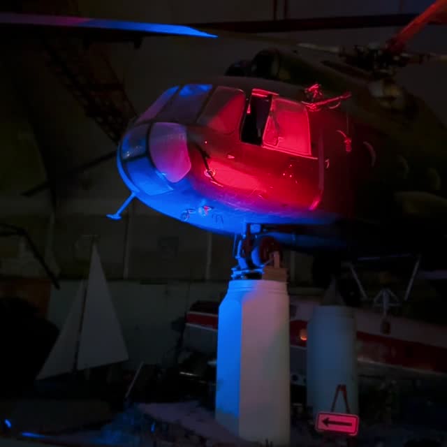 Hubschrauber-Cockpit rot angestrahlt